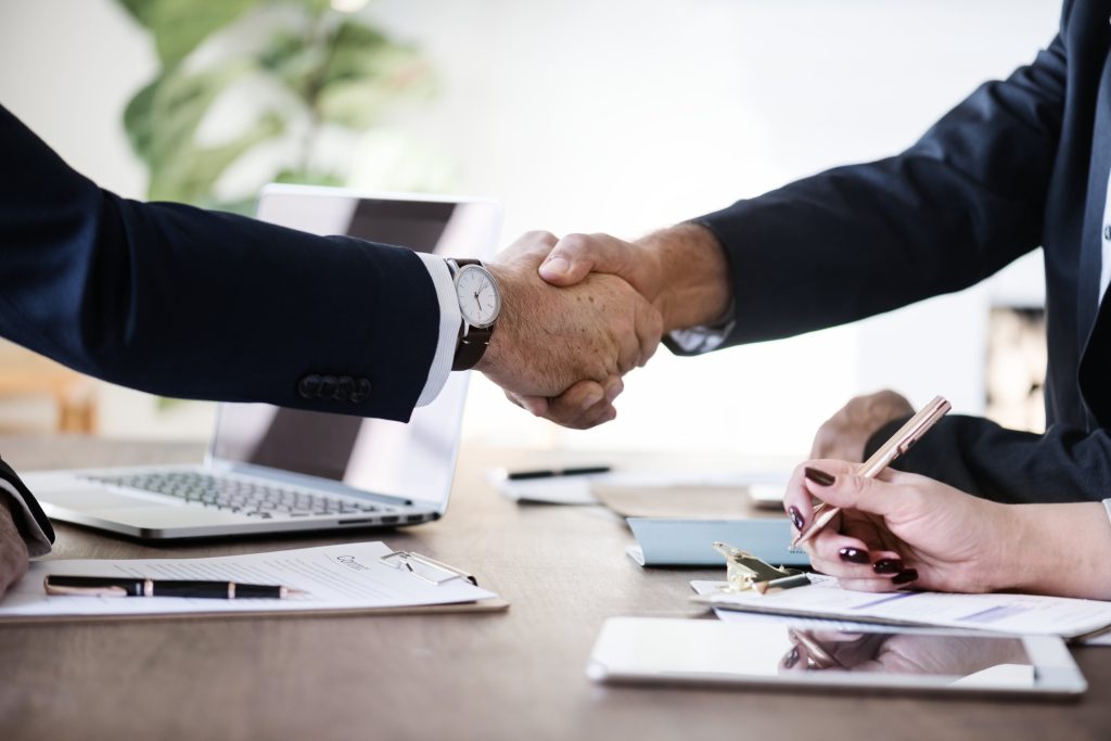 Een team van professionals werkt samen aan zakelijke oplossingen.